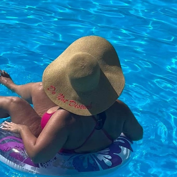 "Do not disturb" Embroidered Floppy Beach Hat - Picture 4 of 4